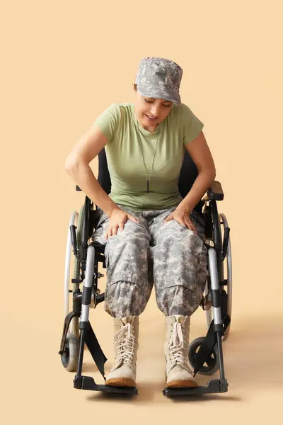 Soldado Feminino Cadeira Rodas Fundo Bege — Fotografia de Stock