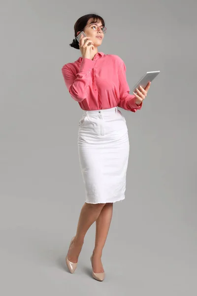 Mulher Negócios Bonita Com Tablet Computador Falando Por Telefone Celular — Fotografia de Stock