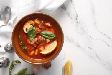 Beyaz mermer arka planda bir kase lezzetli biftek yahnisi.