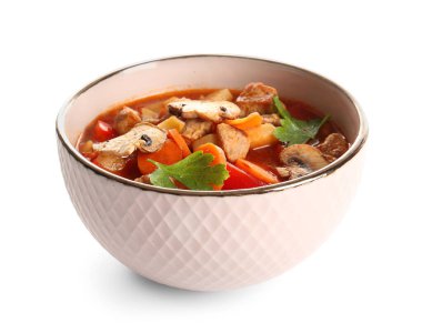 Beyaz arka planda bir kase lezzetli biftek yahnisi.