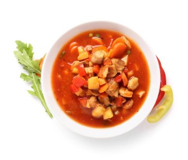 Beyaz arka planda bir kase lezzetli biftek yahnisi.