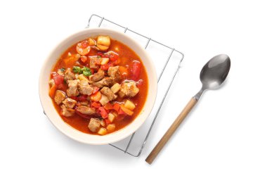 Beyaz arka planda bir kase lezzetli biftek yahnisi.