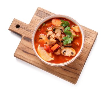 Beyaz arka planda bir kase lezzetli biftek yahnisi.