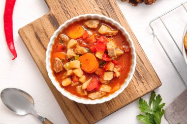 Beyaz arka planda bir kase lezzetli biftek yahnisi.