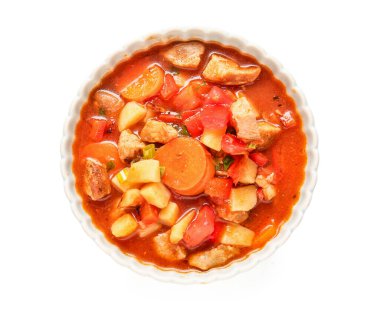 Beyaz arka planda bir kase lezzetli biftek yahnisi.