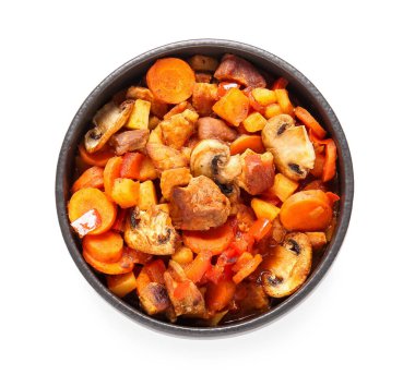 Beyaz arka planda bir kase lezzetli biftek yahnisi.