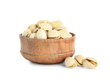 Beyaz arka planda fıstıklı ahşap kase.