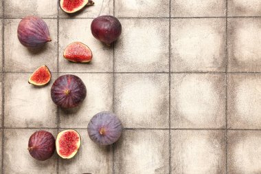 Gri kaplama üzerinde taze incir