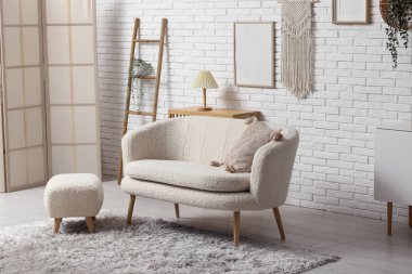 Kanepesi, puf, merdiveni ve katlanır perdesi olan modern ışık oturma odasının içinde.