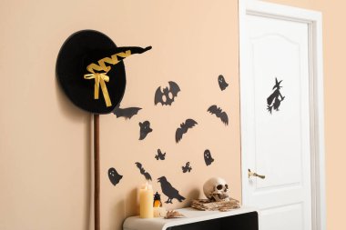 Cadılar Bayramı için dekore edilen salon kapısı ve rafı.