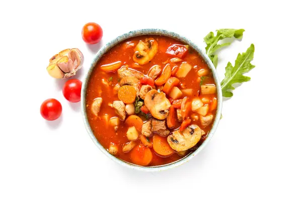 Skål Välsmakande Nötkött Gryta Färska Tomater Och Vitlök Vit Bakgrund — Stockfoto