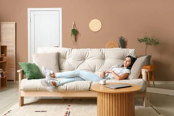 Junge Frau Liegt Auf Couch Wohnzimmer — Stockfoto