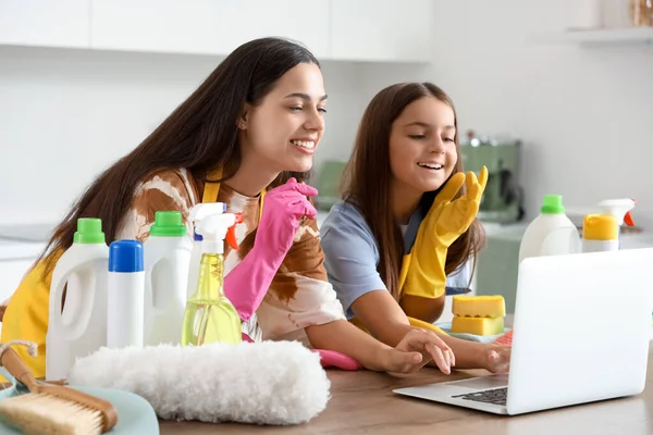 Happy Mother Her Little Daughter Laptop Cleaning Kitchen — Stock Photo, Image