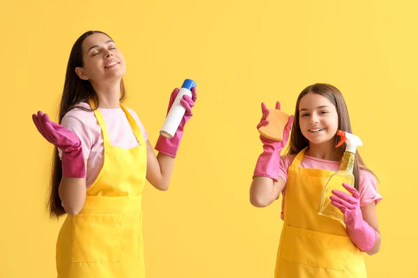 Happy Mother Her Little Daughter Cleaning Supplies Yellow Background — Stock Photo, Image