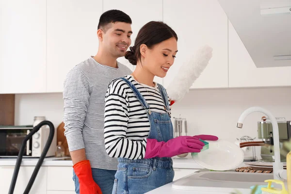Happy Young Couple Washing Dishes Kitchen — Stock Photo, Image