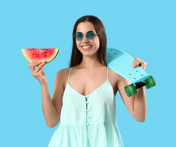 Schöne Junge Frau Mit Einer Scheibe Frischer Wassermelone Und Skateboard — Stockfoto