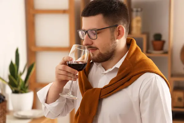 집에서 부엌에서 와인을 맛보는 소믈리에 — 스톡 사진