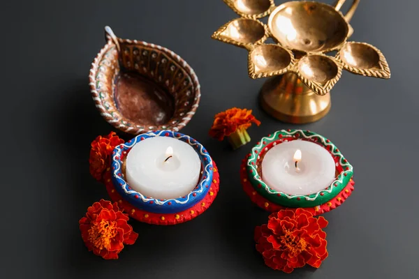 Diya Lampen Mit Kerzen Und Ringelblumen Auf Schwarzem Hintergrund Divaly — Stockfoto