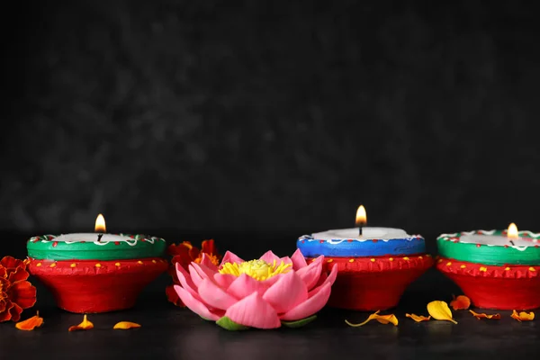 Kerzen Mit Lotus Und Ringelblumen Auf Schwarzem Grunge Hintergrund Divaly — Stockfoto