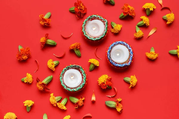Brennende Kerzen Mit Ringelblumen Auf Rotem Hintergrund Divaly Feier — Stockfoto