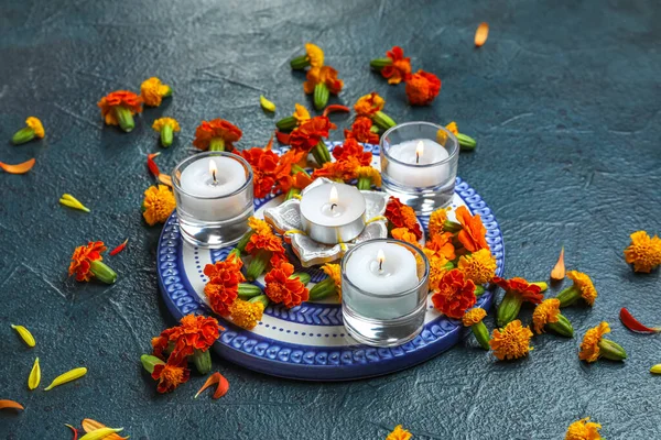 Brennende Kerzen Mit Diya Lampe Und Ringelblumen Auf Grunge Blauem — Stockfoto