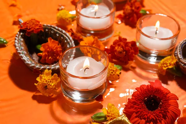 Płonące Świece Pięknymi Kwiatami Marigold Wodzie Diya Lampy Pomarańczowym Tle — Zdjęcie stockowe