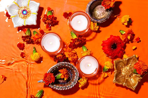 Brennende Kerzen Mit Wunderschönen Ringelblumen Und Diya Lampen Wasser Auf — Stockfoto
