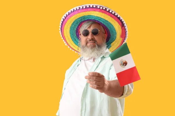 Dojrzały Mężczyzna Sombrero Kapelusz Meksykańską Flagą Żółtym Tle — Zdjęcie stockowe