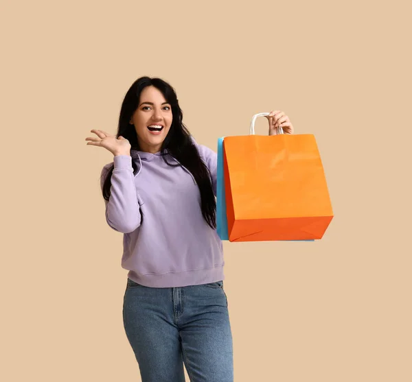 Mooie Gelukkige Vrouw Met Boodschappentassen Beige Achtergrond — Stockfoto