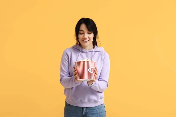 Glückliche Junge Frau Mit Eimer Popcorn Auf Gelbem Hintergrund — Stockfoto