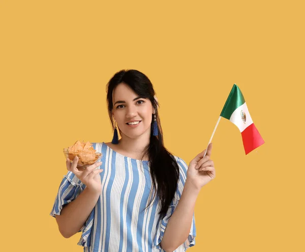 Vacker Ung Kvinna Med Mexikansk Flagga Och Nachos Gul Bakgrund — Stockfoto