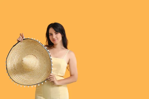 Schöne Junge Frau Mit Sombrero Auf Gelbem Hintergrund — Stockfoto