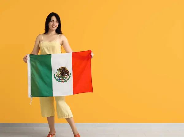 Bonita Joven Con Bandera Mexicana Sobre Fondo Amarillo —  Fotos de Stock