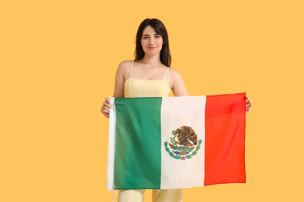 Όμορφη Νεαρή Γυναίκα Μεξικανική Σημαία Κίτρινο Φόντο — Φωτογραφία Αρχείου