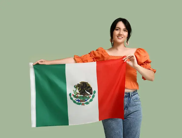 Mooie Jonge Vrouw Met Mexicaanse Vlag Groene Achtergrond — Stockfoto