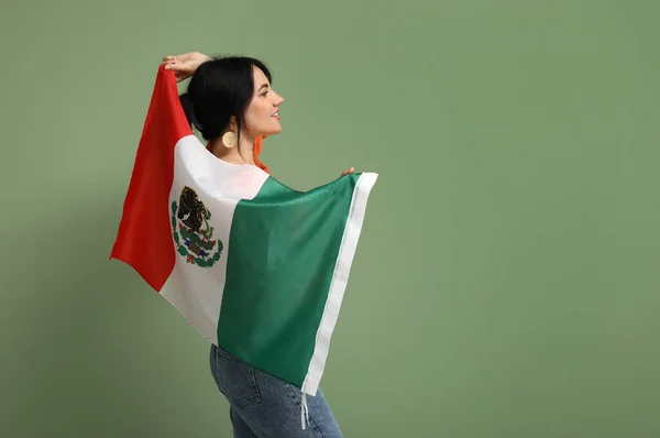 Hermosa Joven Con Bandera Mexicana Sobre Fondo Verde —  Fotos de Stock