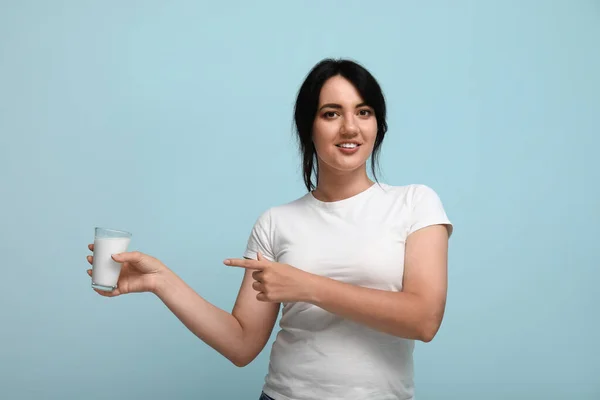 Hübsche Junge Frau Mit Einem Glas Milch Auf Blauem Hintergrund — Stockfoto