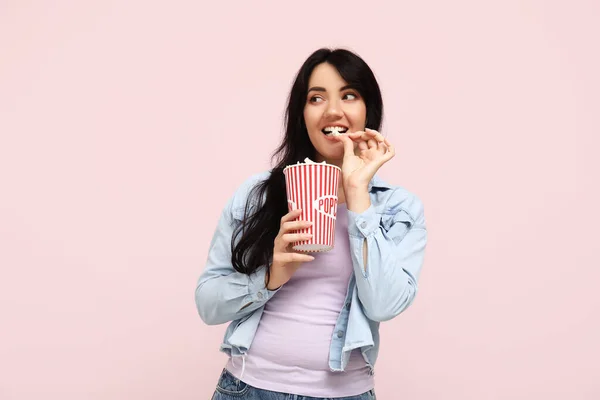 Glückliche Junge Frau Mit Eimer Popcorn Auf Rosa Hintergrund — Stockfoto