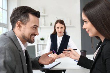 İnsan kaynakları komisyonu, kadın başvuru sahipleriyle görüşüyor.