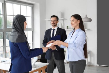 İnsan kaynakları komisyonu, Müslüman başvuru sahibini sorguluyor.