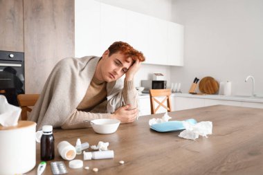 Mutfakta genç bir adam var.