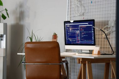 Ofiste bilgisayar monitörü ve parlayan lambasıyla programcının çalışma yeri