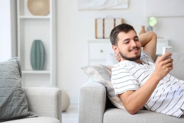 Genç adam evde Klima arasında geçiş yapma