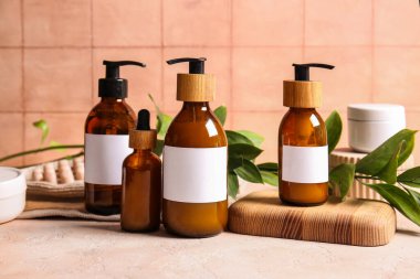 Masada farklı şampuan şişeleri var.