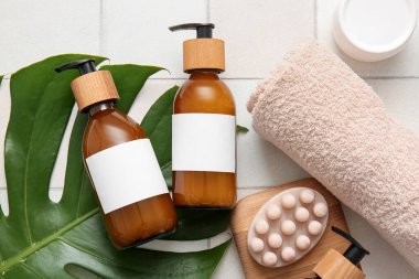 Beyaz fayanslı şampuan ve banyo aksesuarları.