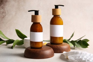 Beyaz arka planda şampuan şişeleri