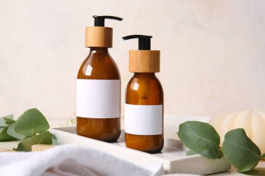 Beyaz arka planda şampuan şişeleri