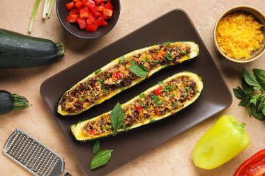 Kabak dolması ile doldurulmuş et tabağı ve bej arka planda malzemeler