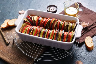 Siyah arka planda lezzetli Ratatouille yemeği.