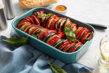 Beyaz arka planda lezzetli Ratatouille yemeği.